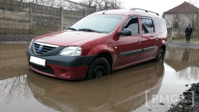 Вулиця в районі туристичної родзинки Мукачева жахає своїми ямами – 12 Вулиця в районі туристичної родзинки Мукачева жахає своїми ямами – 12