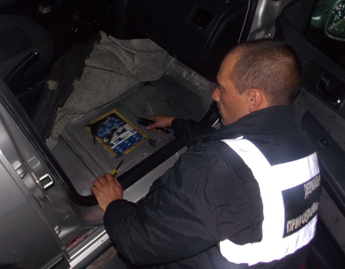 Чопські прикордонники затримали українця, який намагався перевезти 1,5 тисячі пачок цигарок – 04