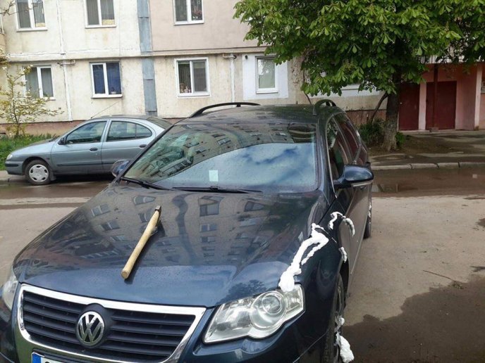 Активісту "Спеціального контролю" сокирою пошкодили авто – 01