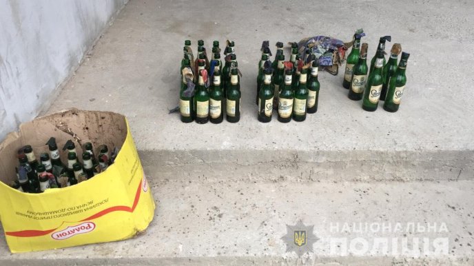 Спецоперація у Берегові: силовики вилучили холодну зброю та заготовки для "коктейлів Молотова" – 02