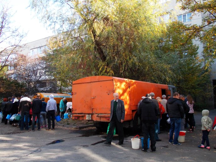 Черги за водою у Мукачеві: люди обурені та жаліються на владу – 07