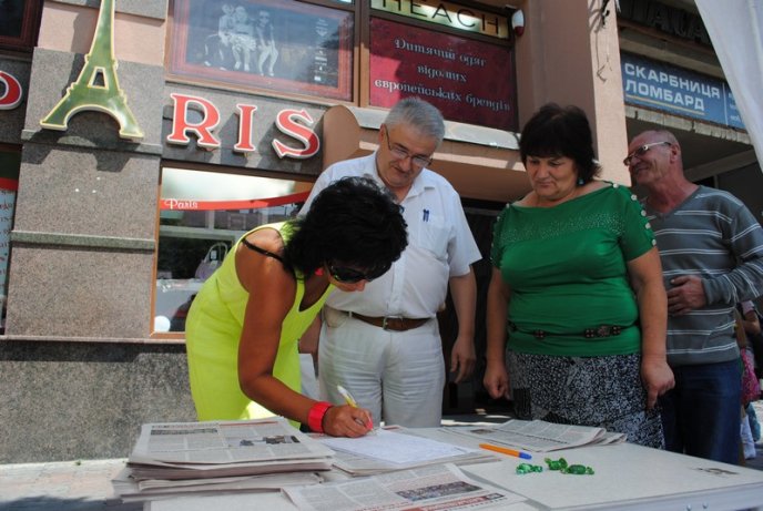 На другу річницю ув’язнення Тимошенко мукачівські опозиціонери збирали підписи до Європейського суду (ФОТО) – 07