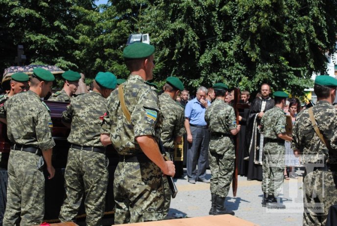 "Герої не вмирають!"У Мукачеві попрощалися з Вільгельмом Штольцелем, полеглим під Зеленопіллям (ФОТО) – 14