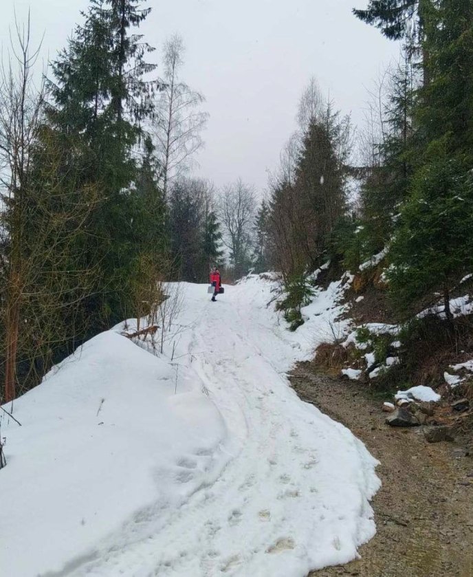 Медики здолала 800 м угору з обладнанням / фото: «103 Закарпаття»