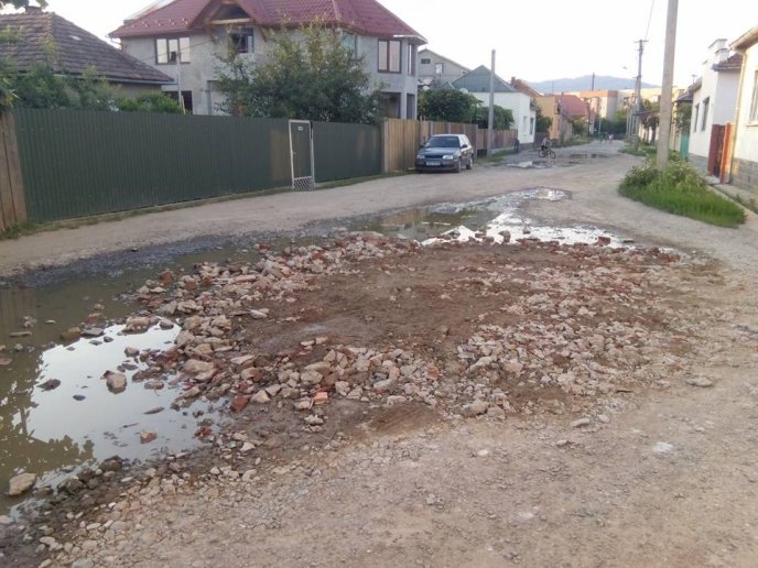 Мешканці вулиці Виноградної у Мукачеві засипали болота великим камінням – 02