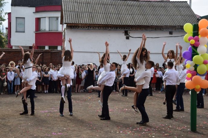 У школах Мукачева пролунав останній дзвінок – 42