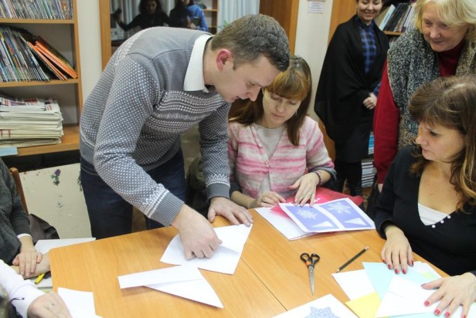 В обласній бібліотеці понад півсотні ужгородців навчались мистецтву витинанки – 09