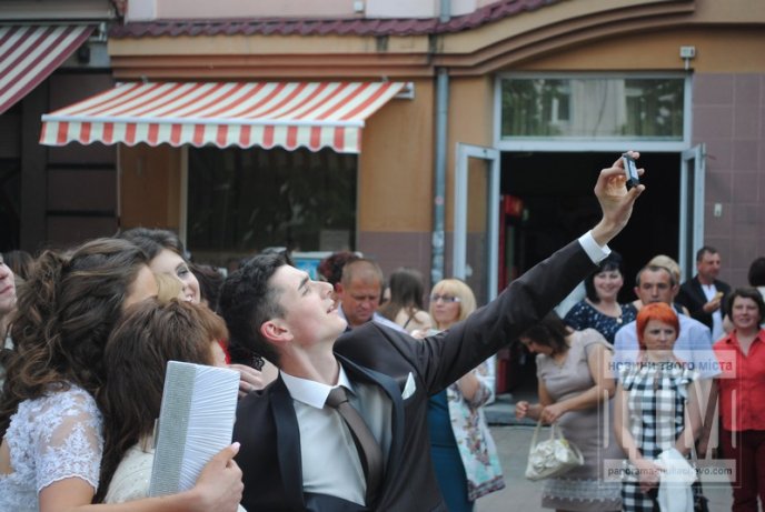 У центрі Мукачева відбувся урочистий парад випускників (ФОТО) – 03