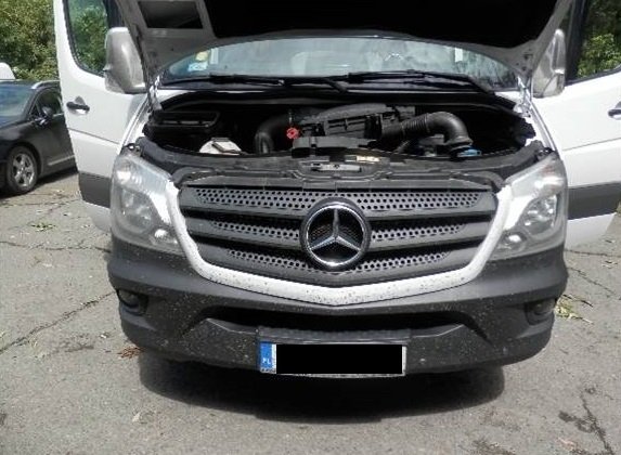 На кордоні в чоловіка вилучили мікроавтобус – 01