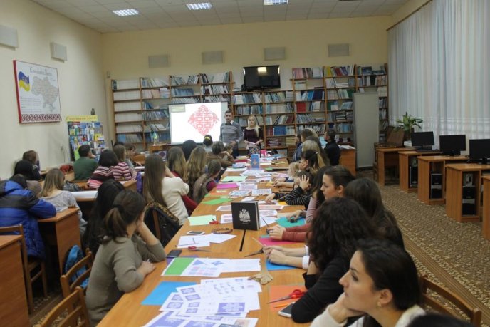 В обласній бібліотеці понад півсотні ужгородців навчались мистецтву витинанки – 04