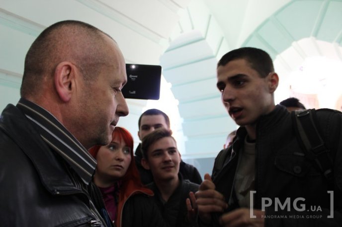 Протести у центрі Мукачева: сутички, заблокована ратуша та крики "Ганьба" в адрес мера – 25