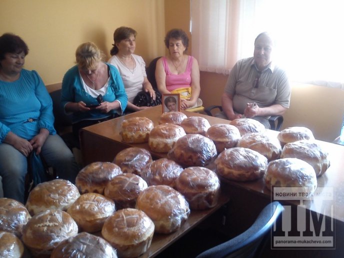 Місцевий осередок ВО "Батьківщина" роздавав безкоштовно паски (ФОТО) – 04