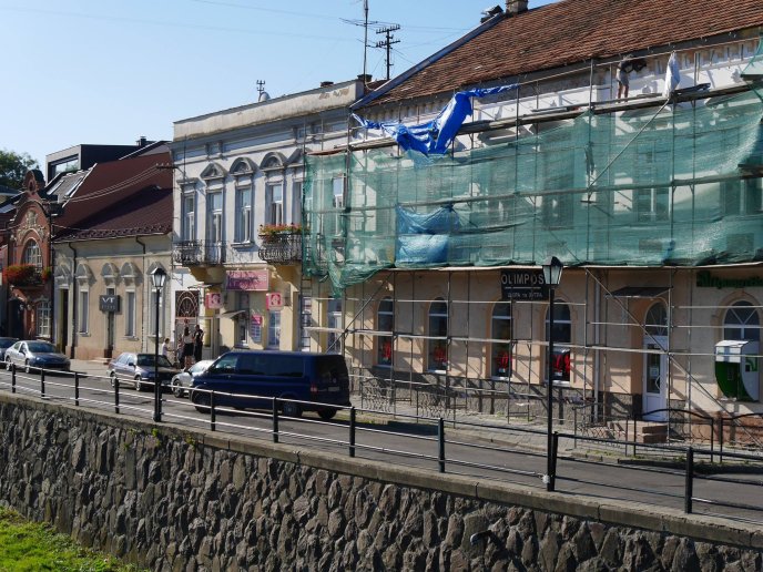 В історичному центрі Ужгорода ремонтують фасади будинків – 02