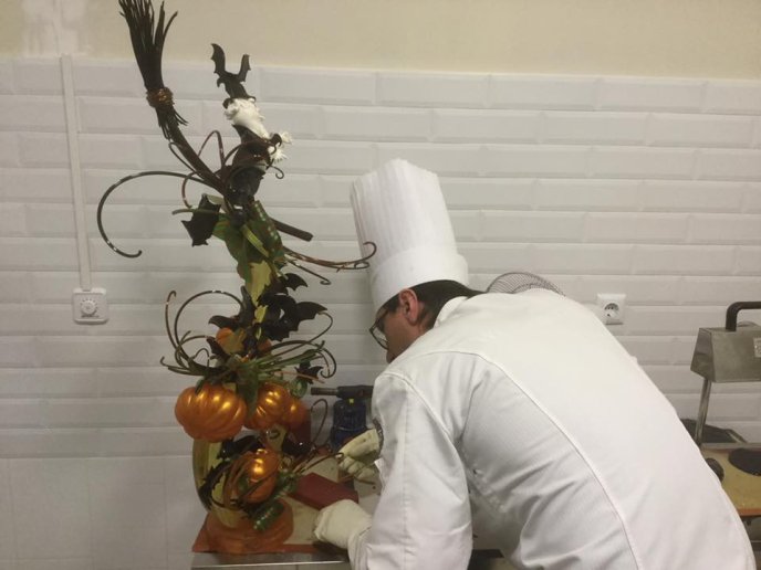 У соцмережі показали фото незвичного "привида" ужгородського ліхтарника – 07