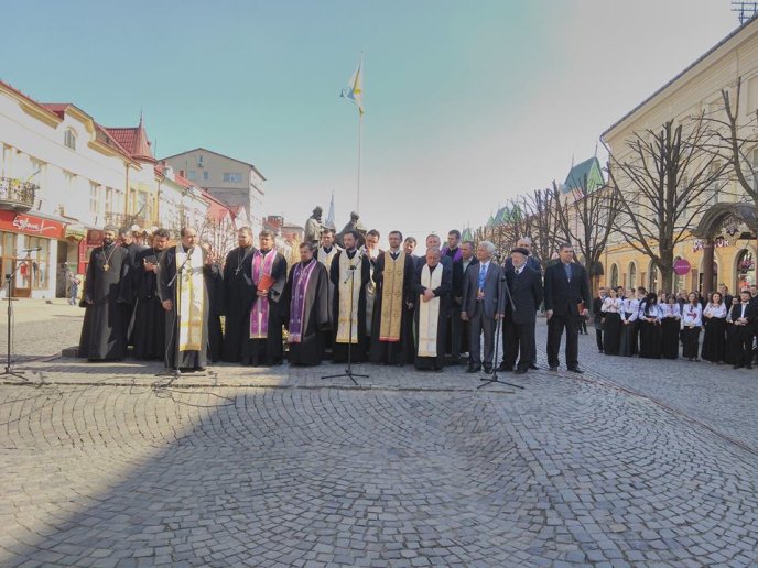 На площі Кирила та Мефодія у Мукачеві містяни молились за мир в Україні – 03 На площі Кирила та Мефодія у Мукачеві містяни молились за мир в Україні – 03