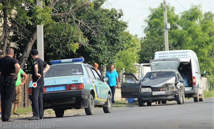 Зранку у Виноградові лоб у лоб зіткнулись дві автівки – 04