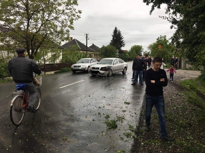 Зіткнулися два автомобілі. Один із них перекинувся – 02