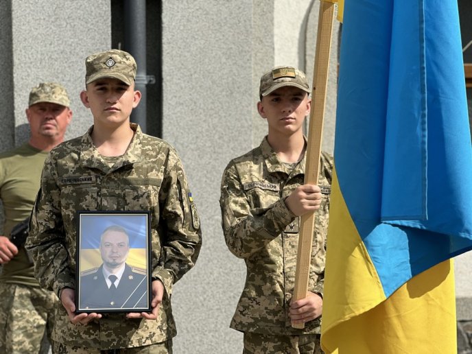 Провели в останню путь воїна, який з перших днів повномасштабного вторгнення захищав Україну – 01 Провели в останню путь воїна, який з перших днів повномасштабного вторгнення захищав Україну – 01