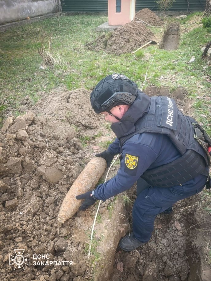 У вибухотехніків побільшало роботи навесні / фото: ДСНС Закарпаття