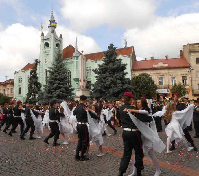 Майбутні військові вальсували на центральній площі міста (ФОТО) – 02