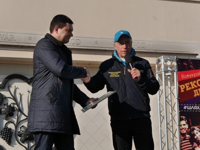 В Ужгороді зафіксували новий рекорд із наймасовіших обіймів в Україні – 17