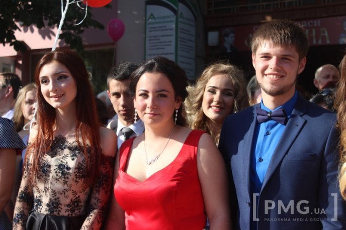 На центральній площі Мукачева проходить "Свято випускників – 2016"  – 16