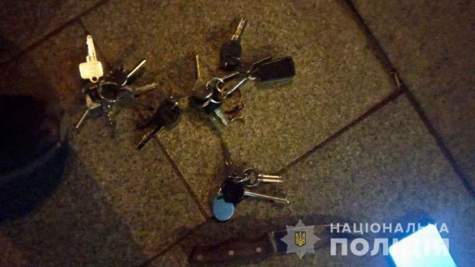 Озброєний чоловік проник у чужу квартиру і погрожував власнику – 04 Озброєний чоловік проник у чужу квартиру і погрожував власнику – 04