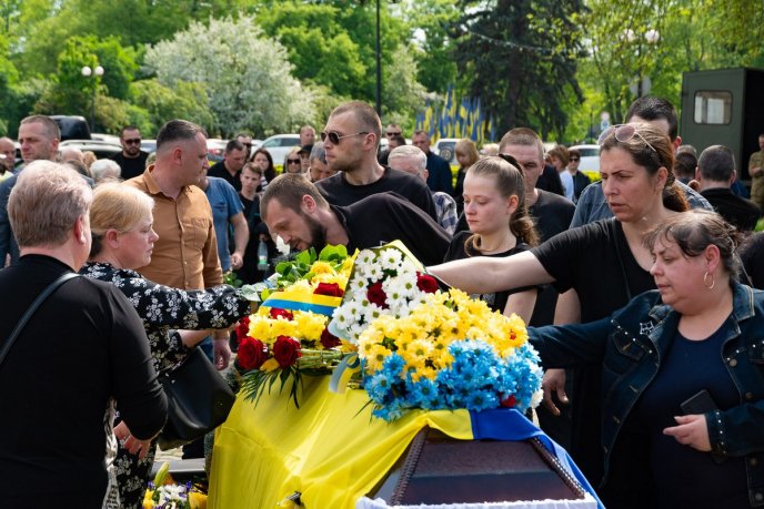 Ужгород попрощався з Героєм, який добровольцем пішов на війну – 09