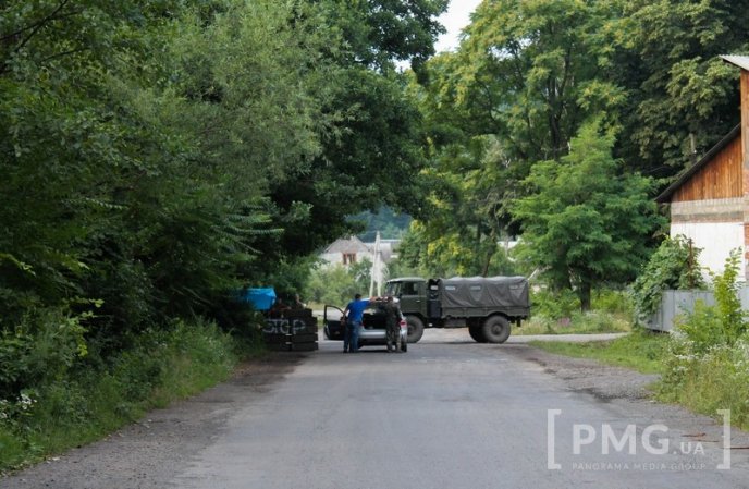 Поблизу Мукачева продовжують працювати тимчасові блокпости військових – 12