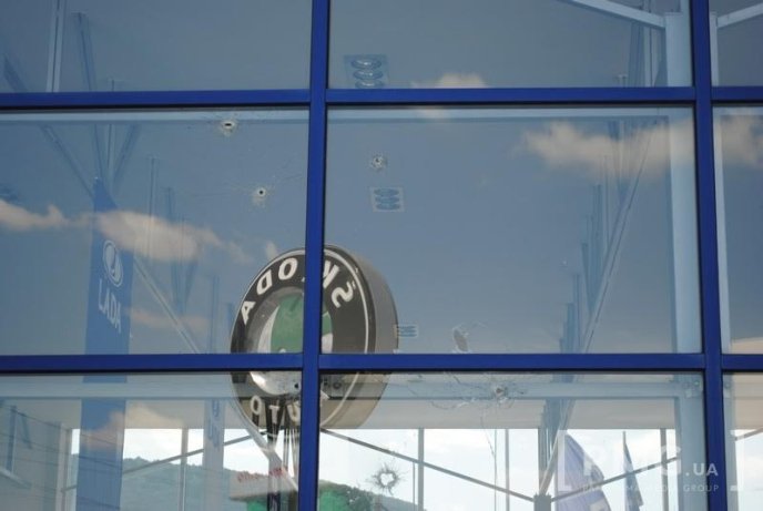 Під час перестрілки у Мукачеві кулі влучили у автосалон "Skoda", АЗС та автомобілі, які проїжджали трасою – 07