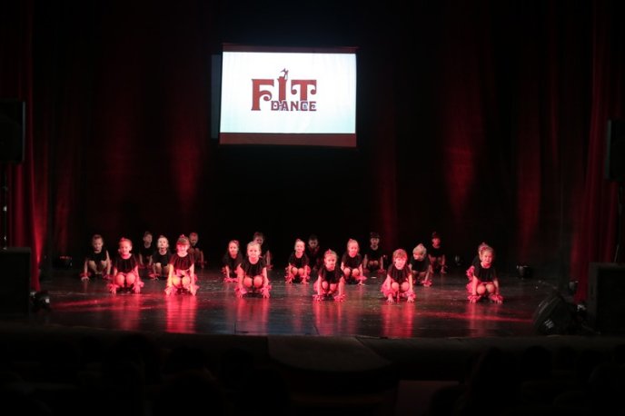 У Мукачеві визначили володарку титулу конкурсу краси "Міс МКТЕК 2018" – 07