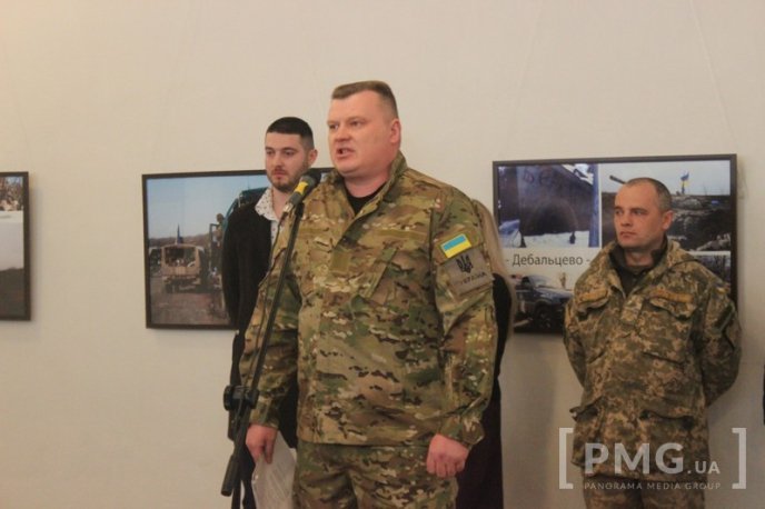 У Мукачеві відкрили фотовиставку, присвячену річниці боям за Дебальцево – 11