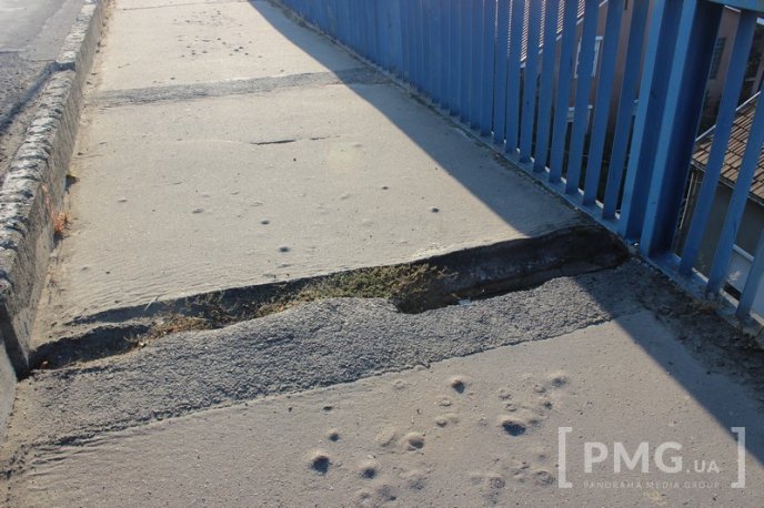 На мосту, що на вулиці Матросова у Мукачеві, утворилось небезпечне провалля – 07