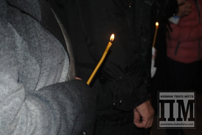 Сотні заплаканих очей провели в останню дорогу загиблого у зоні АТО мукачівця (ФОТОРЕПОРТАЖ) – 06