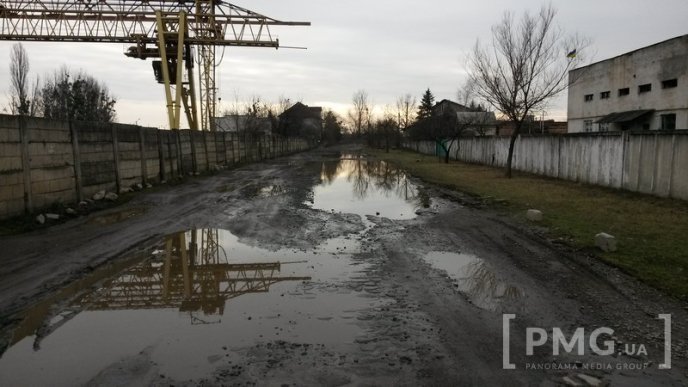 Вулиця в районі туристичної родзинки Мукачева жахає своїми ямами – 13 Вулиця в районі туристичної родзинки Мукачева жахає своїми ямами – 13