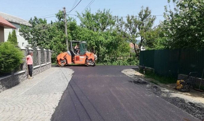Сьогодні у Мукачеві асфальтують кілька доріг – 02