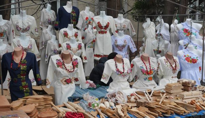 В Ужгороді на фестивалі можна скуштувати медовуху, різні смаколики та купити сувенір – 08