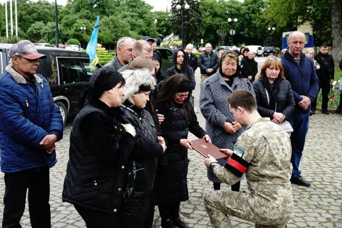 В Ужгороді поховали Героя, який минулого року мобілізувався та пішов захищати Україну – 02 В Ужгороді поховали Героя, який минулого року мобілізувався та пішов захищати Україну – 02