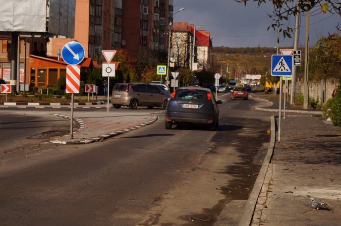 У мікрорайоні Росвигово в Мукачеві завершується облаштування нового перехрестя – 01