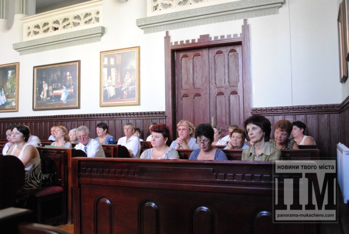 Громадська рада під викрики мукачівців та обурення чиновників обговорила стан дахів багатоквартирних будинків (ФОТО) – 01