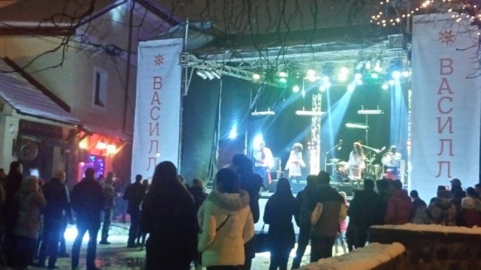 На Старий Новий рік ужгородців розважали "афроукраїнці" у вишиванках – 02