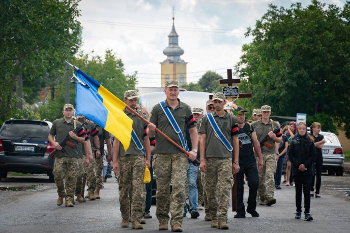 Ужгород схилив голову перед загиблим воїном – 01
