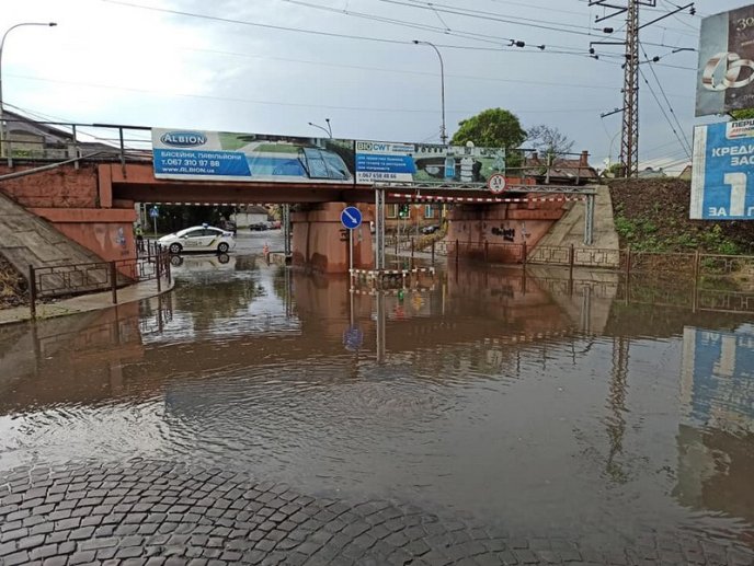 Ужгород поплив після негоди: оприлюднено відео – 04