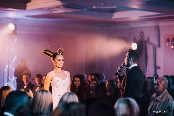 Мода заради життя: на Закарпатті відбувся ІІІ-й благодійний показ мод дизайнерки Роксолани Новак – 134