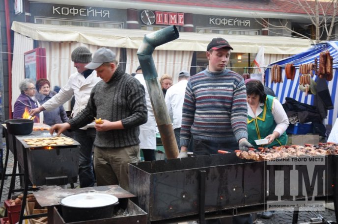 Цьогоріч “Червене вино” в першу чергу нагадує фестиваль шашлику, а вже потім вина – турист із Німеччини (ФОТОРЕПОРТАЖ) – 03