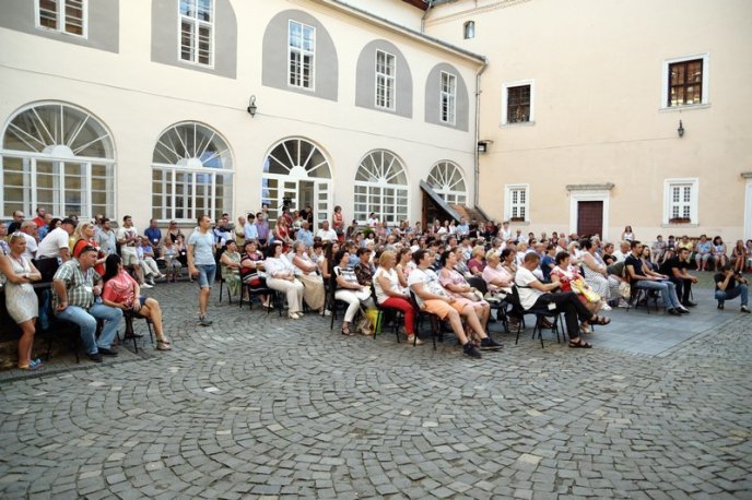 Роберт Горват зустрівся зі своїми прихильниками у замку – 02