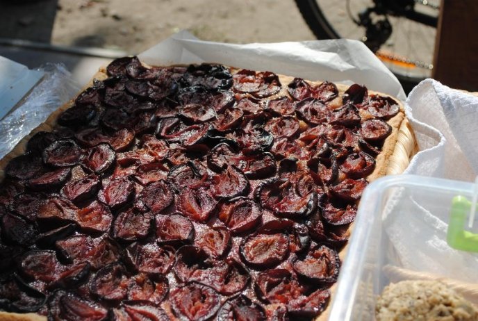 В Ужгороді проходить благодійна "Міська барахолка" – 02