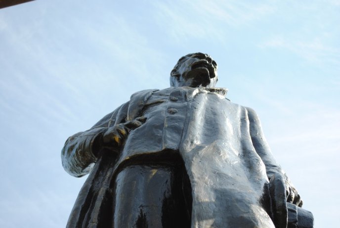 Пам’ятник Максиму Горькому на міській набережній Мукачева отримав "новий облік" (ФОТО)   – 04