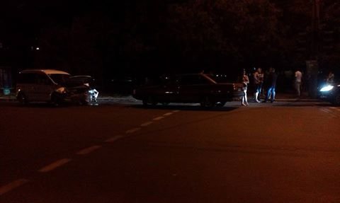 В Ужгороді дві автівки зіткнулись лоб в лоб: є поранений – 02