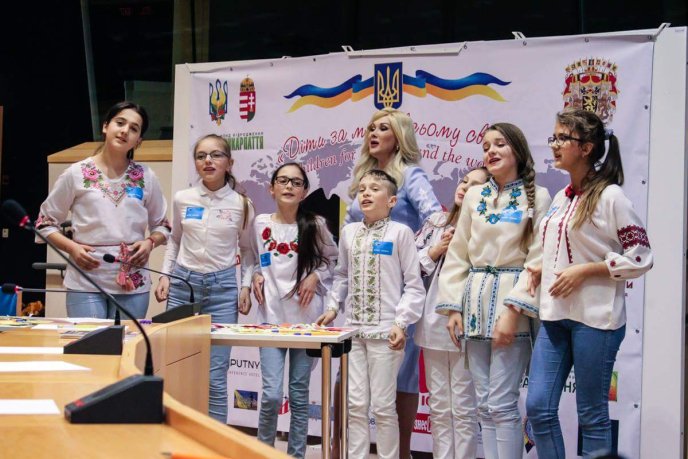 У Брюсселі голова облради Михайло Рівіс приєднався до міжнародного проекту «Діти за мир у всьому світі» – 06